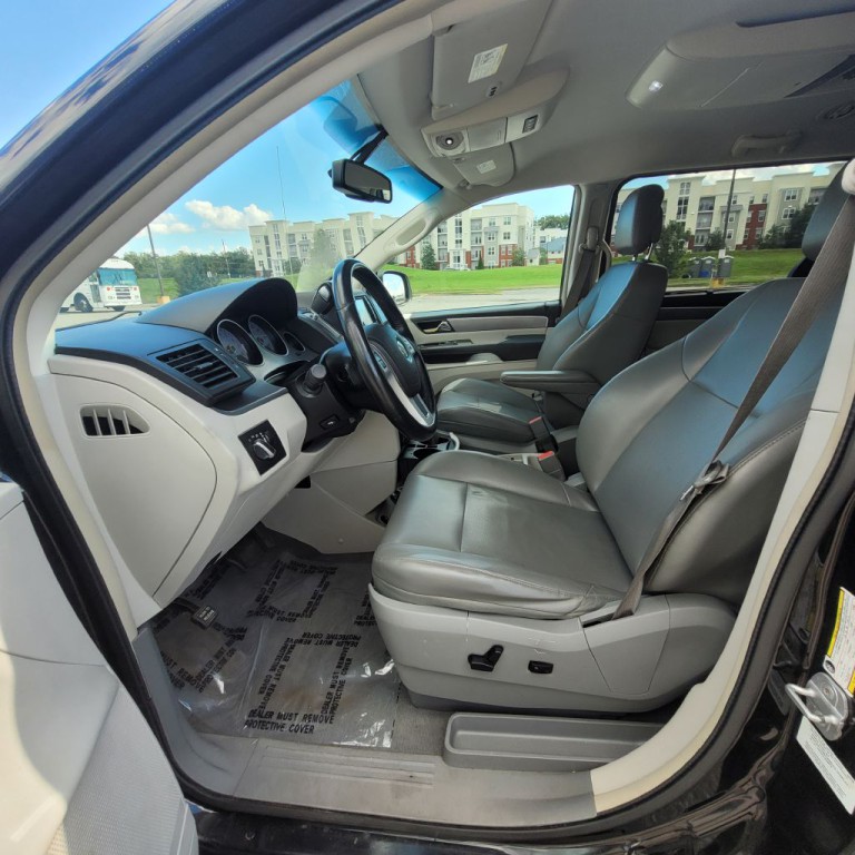 2014 Volkswagen Routan Image 10