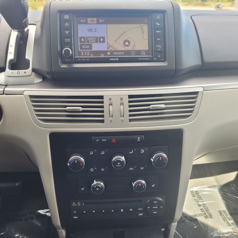 2014 Volkswagen Routan Image 11