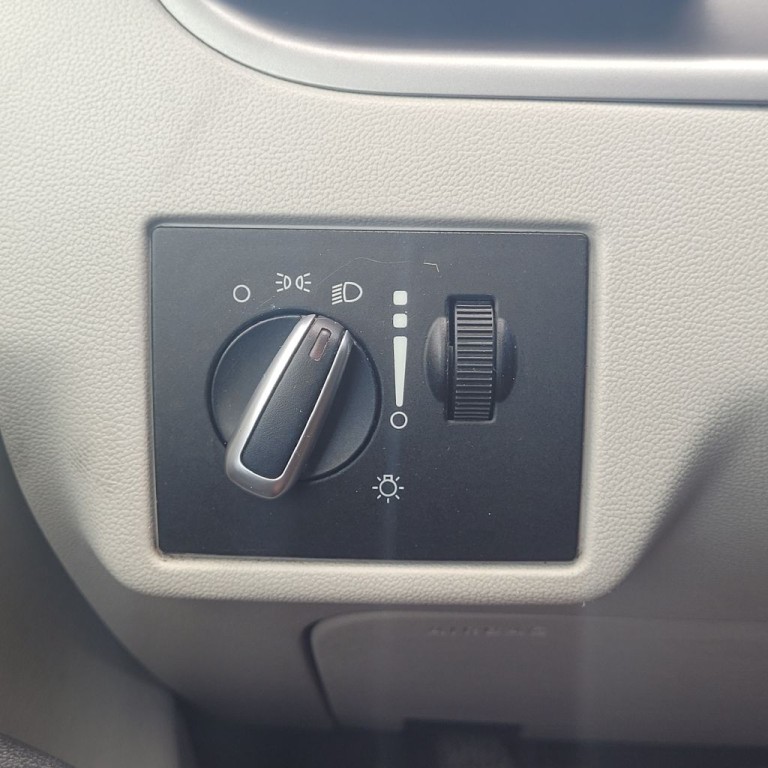 2014 Volkswagen Routan Image 17