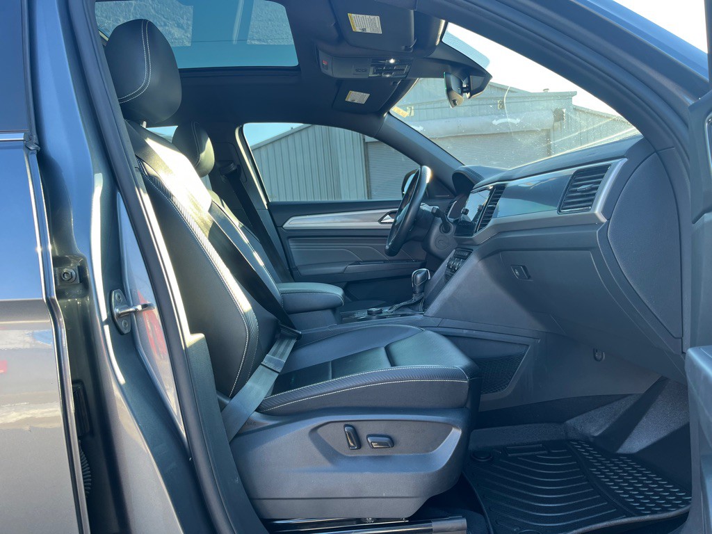 2021 Volkswagen Atlas Cross Sport Image 2