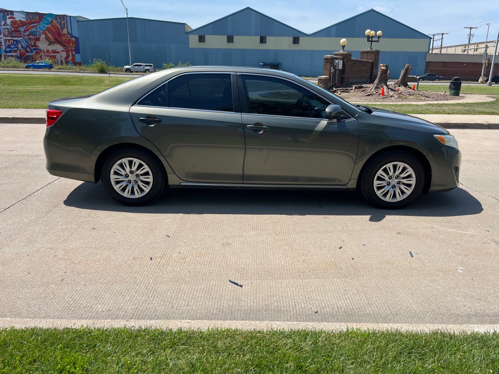 2013 Toyota Camry Image 2