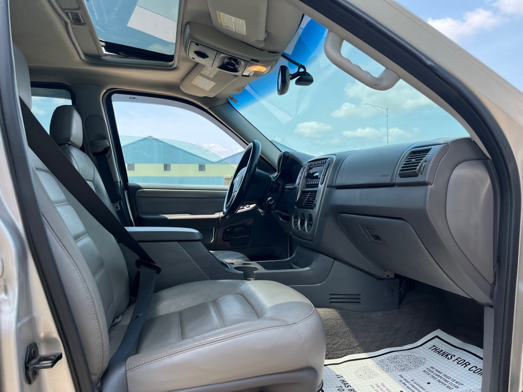 2004 Ford Explorer Image 8