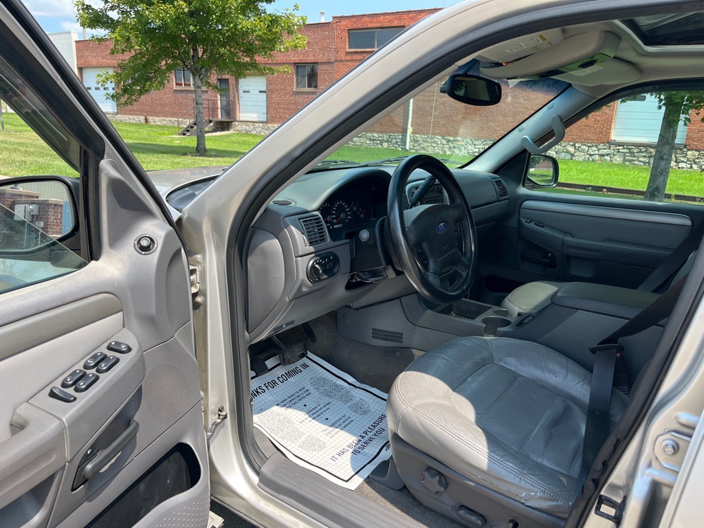 2004 Ford Explorer Image 16