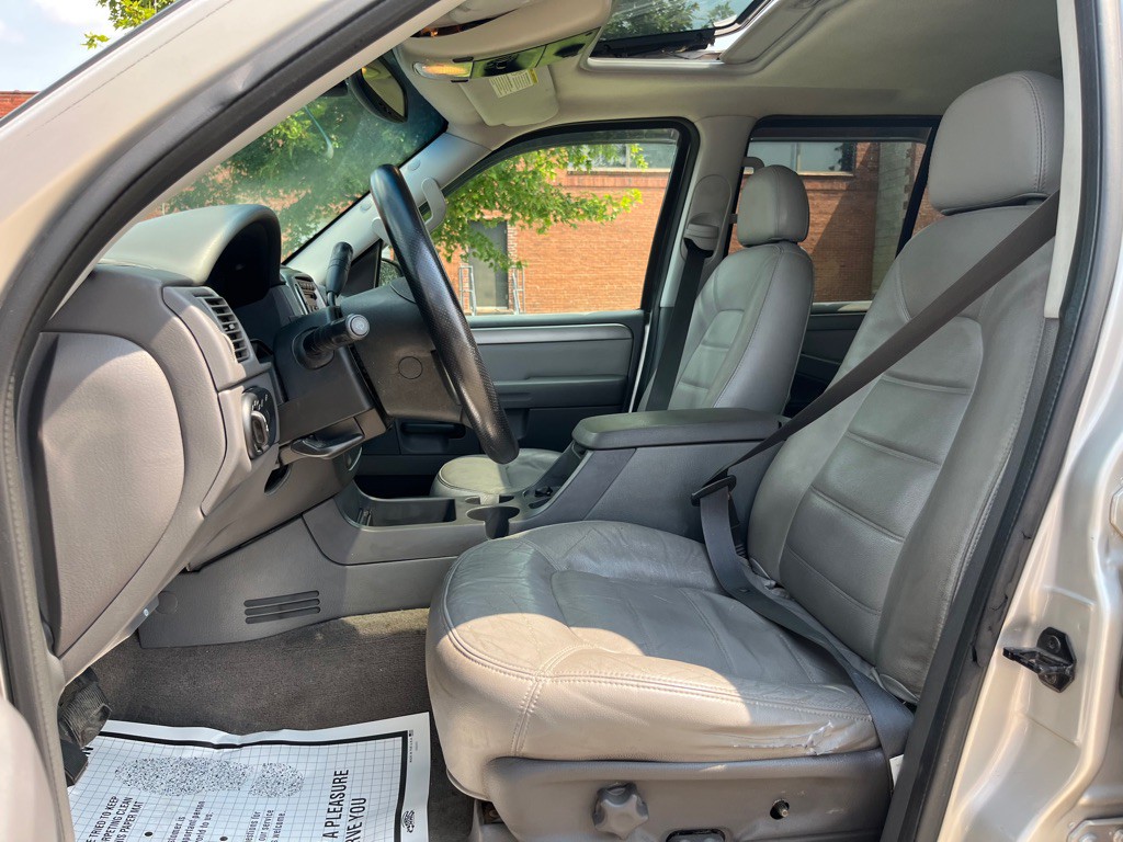 2004 Ford Explorer Image 17
