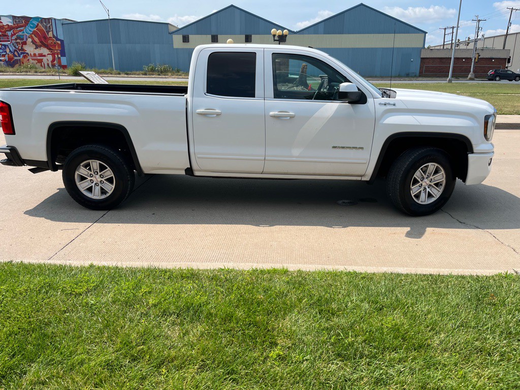 2018 GMC Sierra Image 2