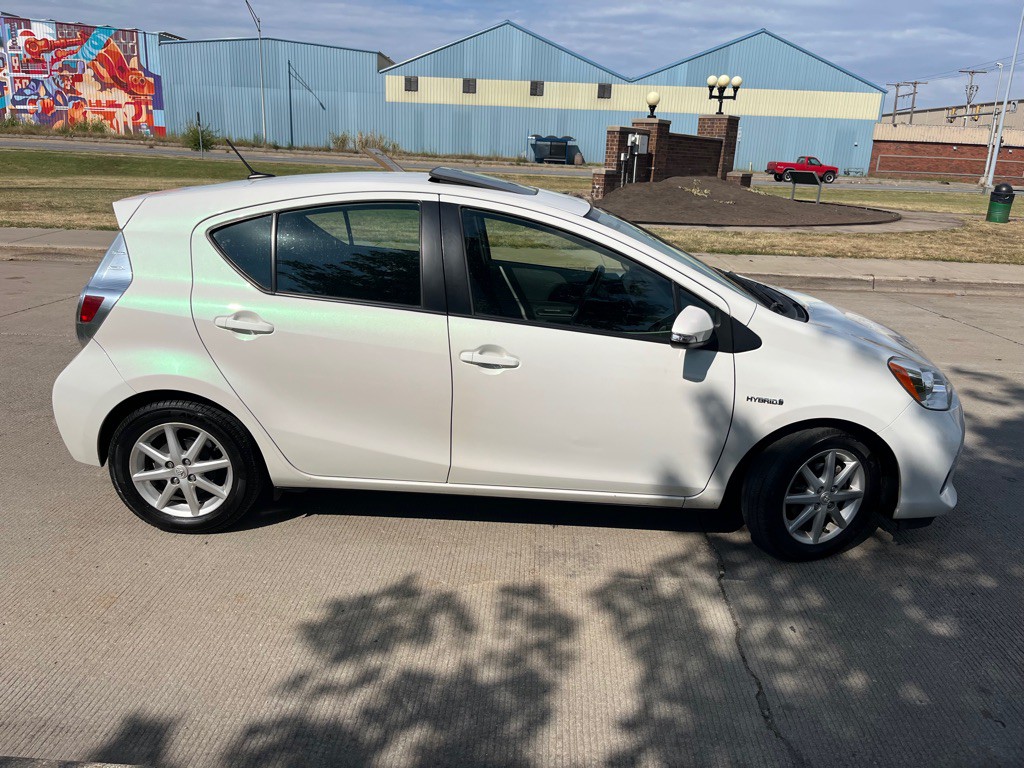 2013 Toyota Prius Image 2