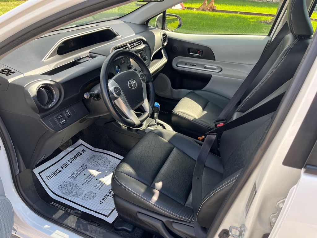 2013 Toyota Prius Image 11