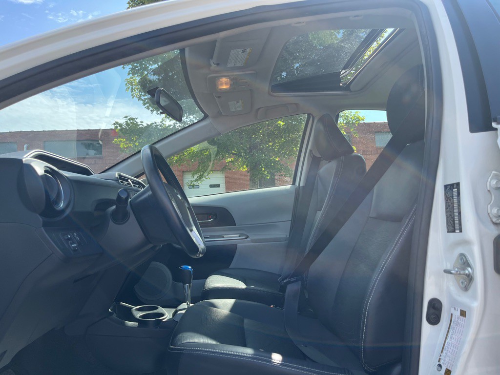 2013 Toyota Prius Image 12