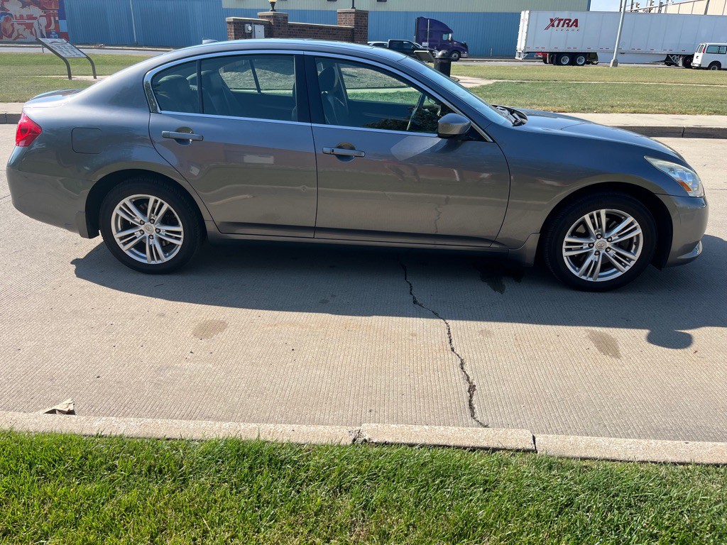 2011 INFINITI G25 Image 3