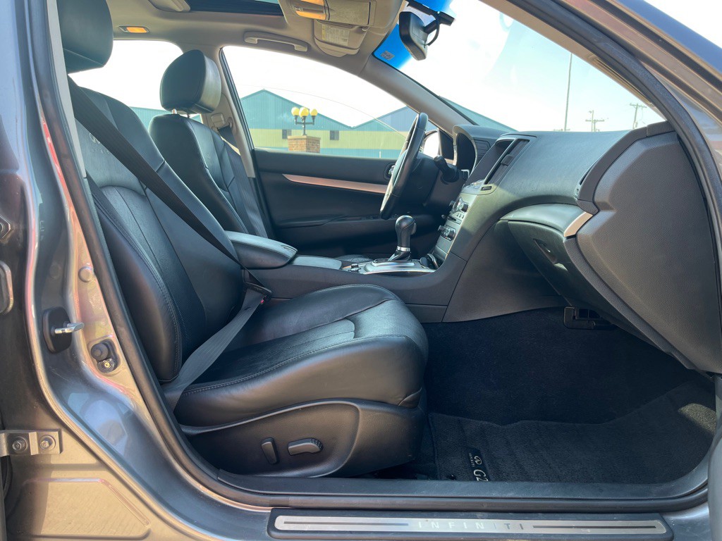 2011 INFINITI G25 Image 4