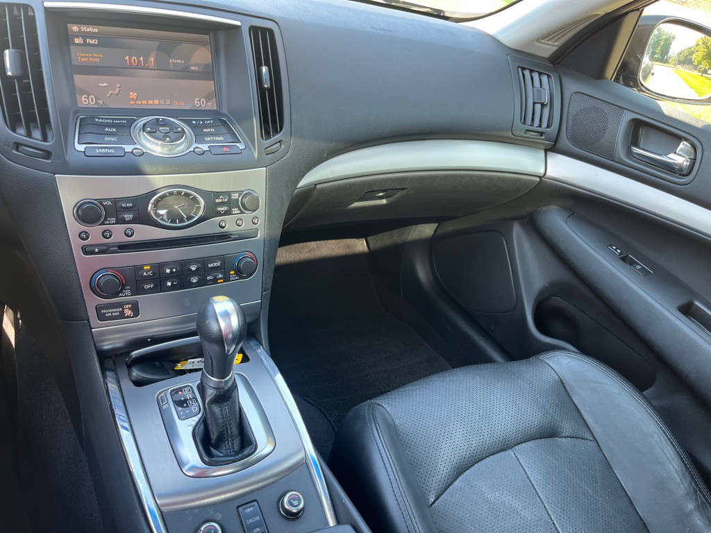 2011 INFINITI G25 Image 17