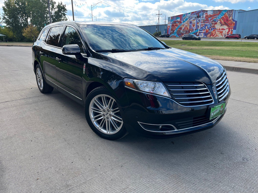 2019 Lincoln MKT Image 1