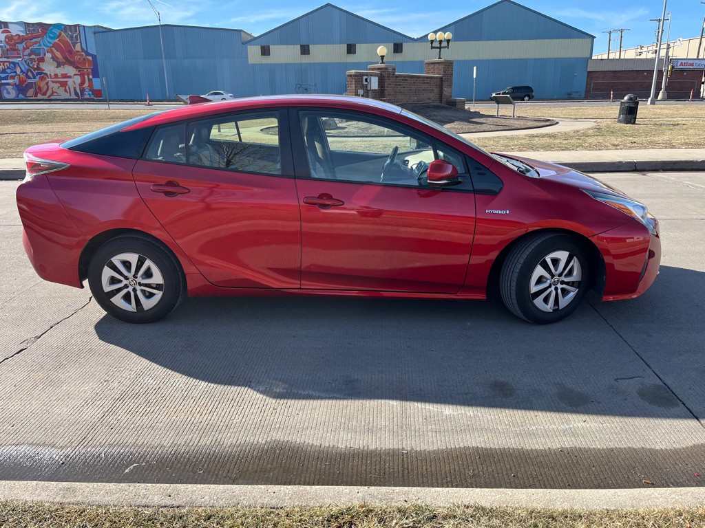 2016 Toyota Prius Image 2