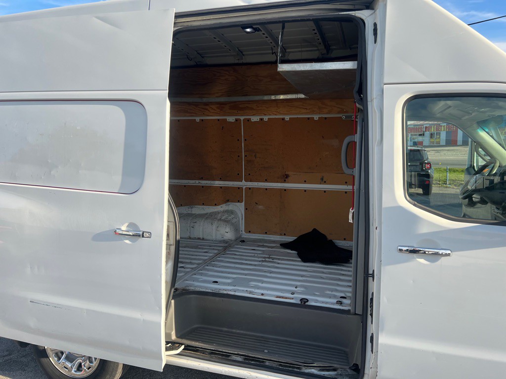 2015 Nissan NV Image 23