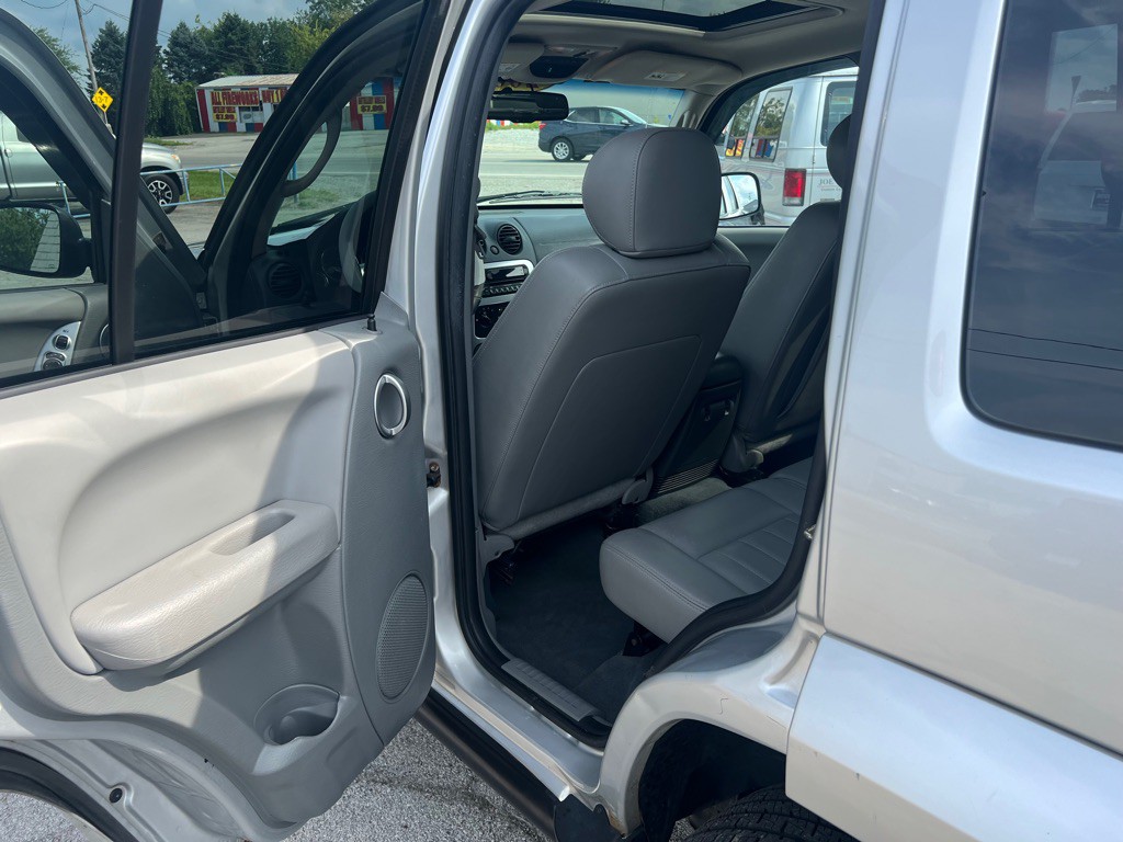 2007 Jeep Liberty Image 13