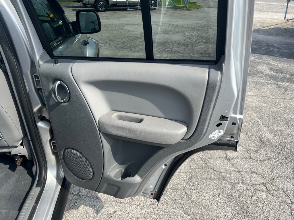 2007 Jeep Liberty Image 17