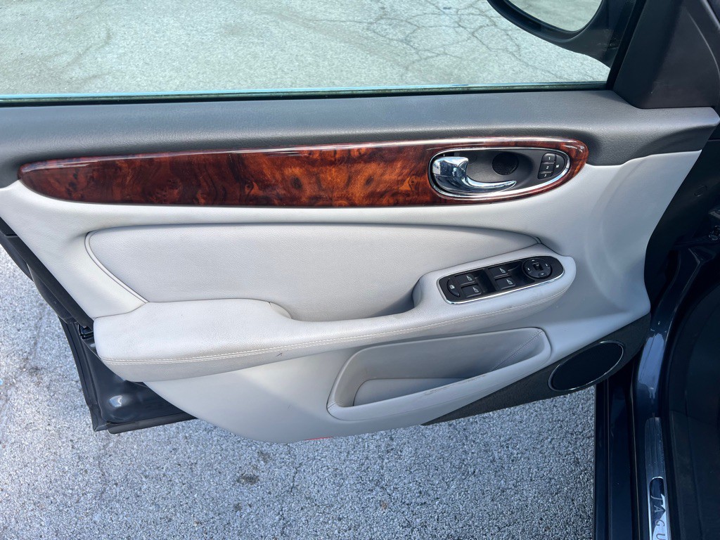 2004 Jaguar XJ Image 10