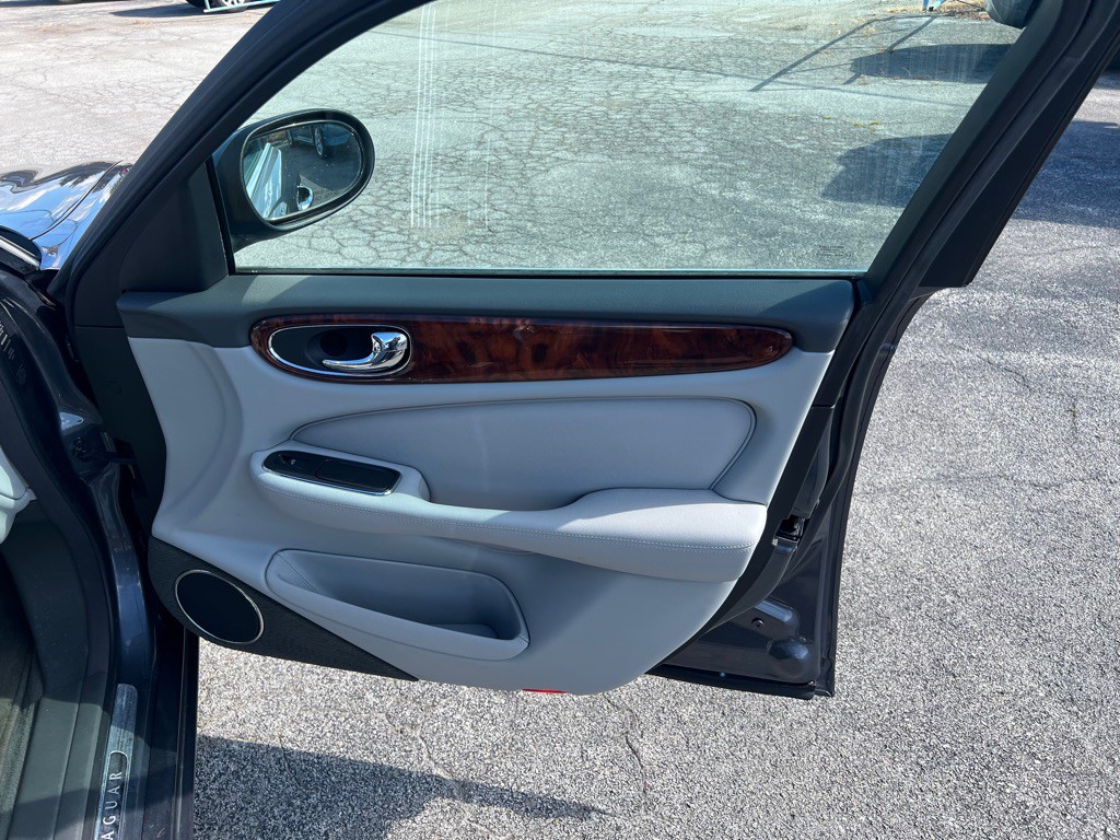 2004 Jaguar XJ Image 16