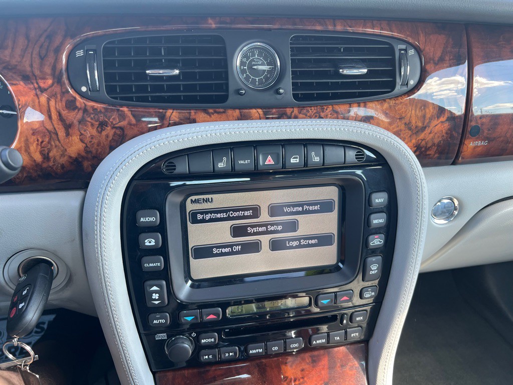 2004 Jaguar XJ Image 22