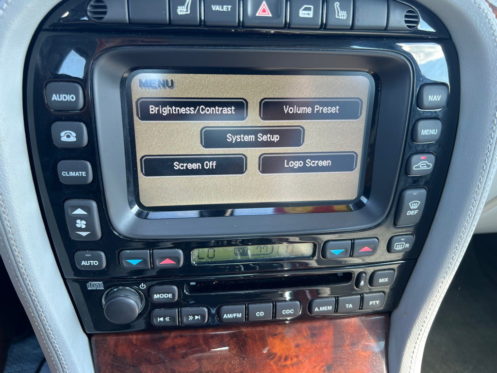 2004 Jaguar XJ Image 23