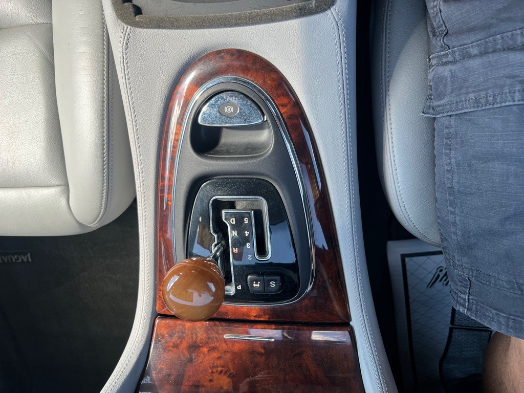 2004 Jaguar XJ Image 25