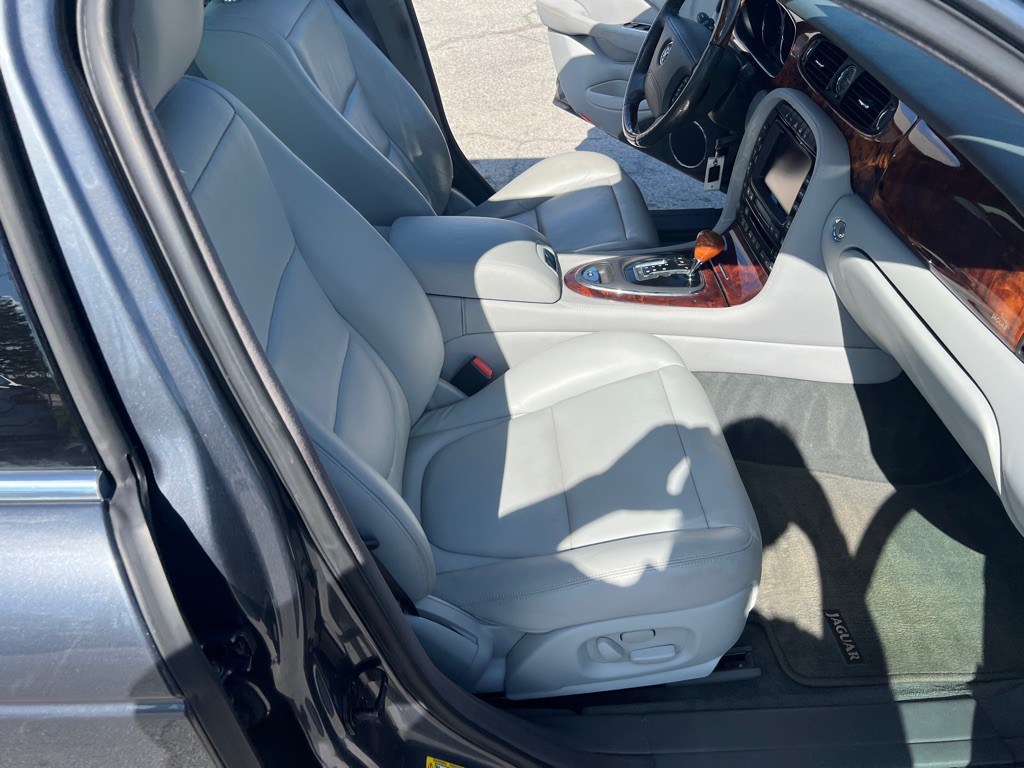 2004 Jaguar XJ Image 39