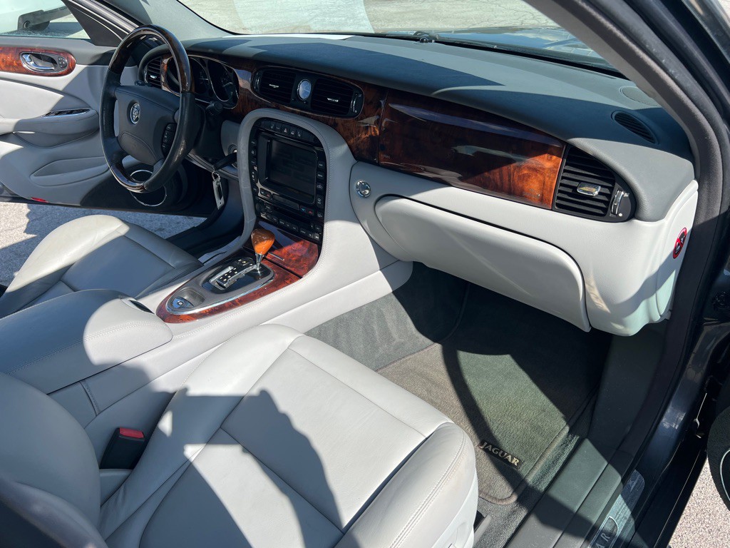 2004 Jaguar XJ Image 40