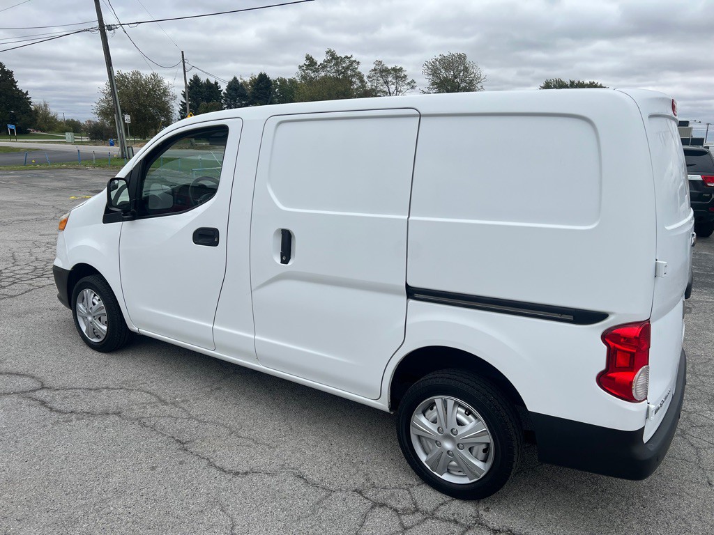 2015 Chevrolet Express Image 3