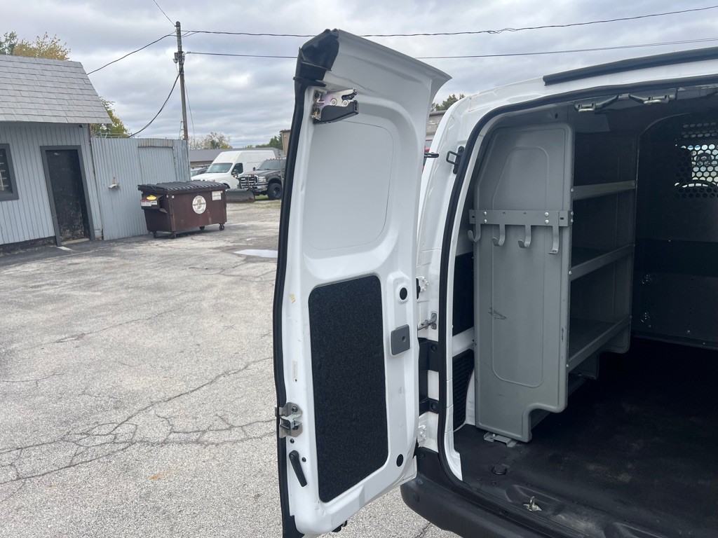 2015 Chevrolet Express Image 12