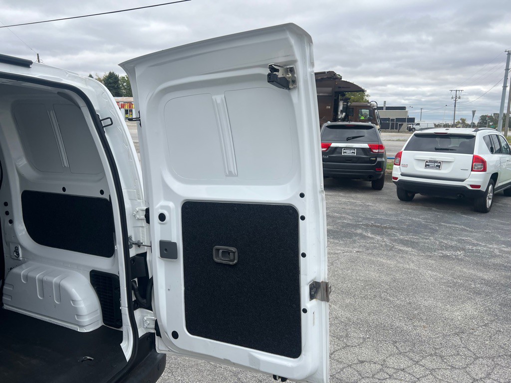 2015 Chevrolet Express Image 13