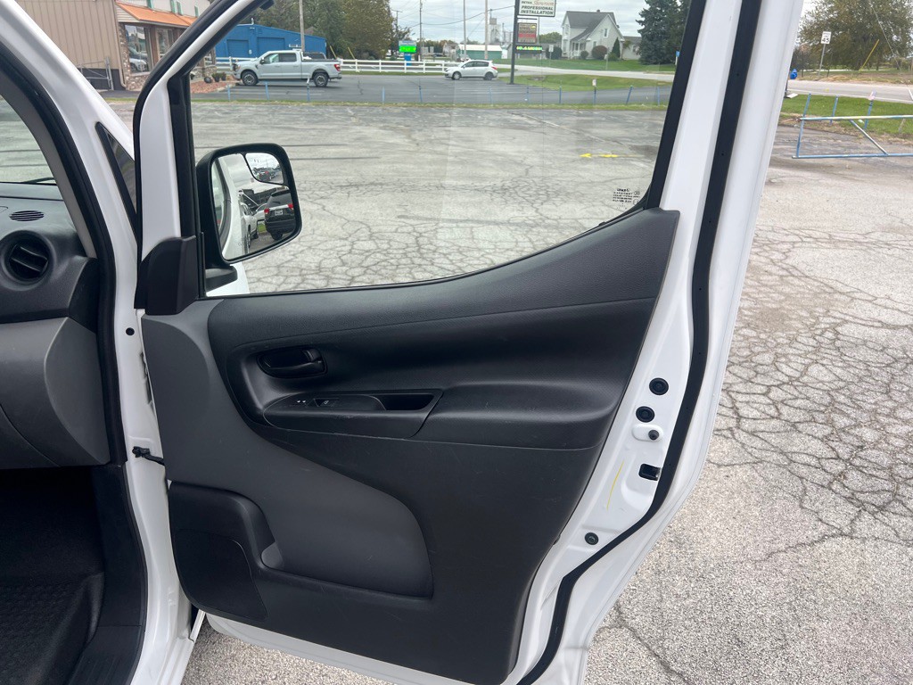 2015 Chevrolet Express Image 18