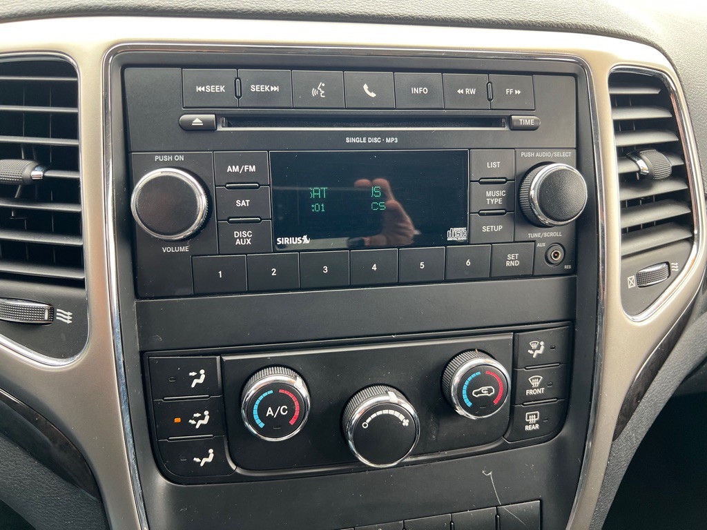 2011 Jeep Grand Cherokee Image 25