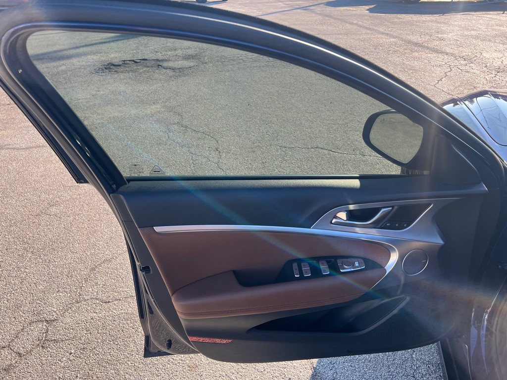 2020 Genesis G70 Image 10