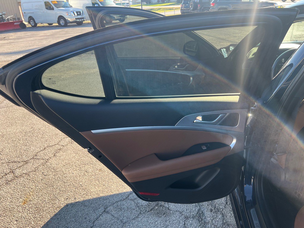 2020 Genesis G70 Image 12