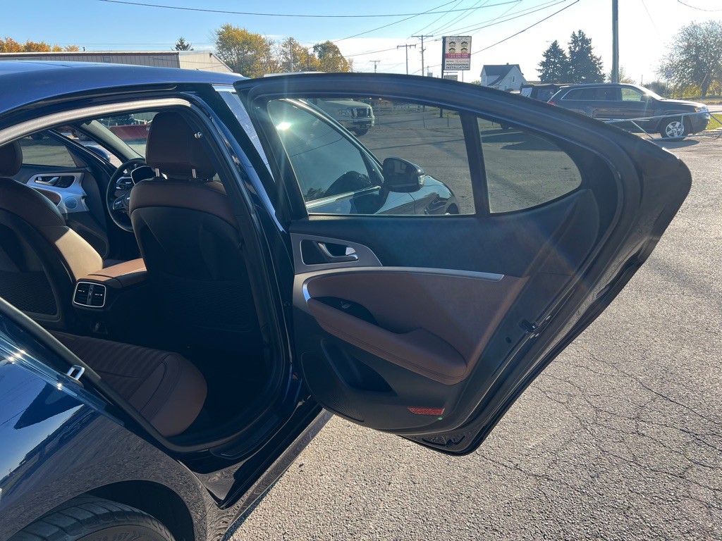 2020 Genesis G70 Image 15