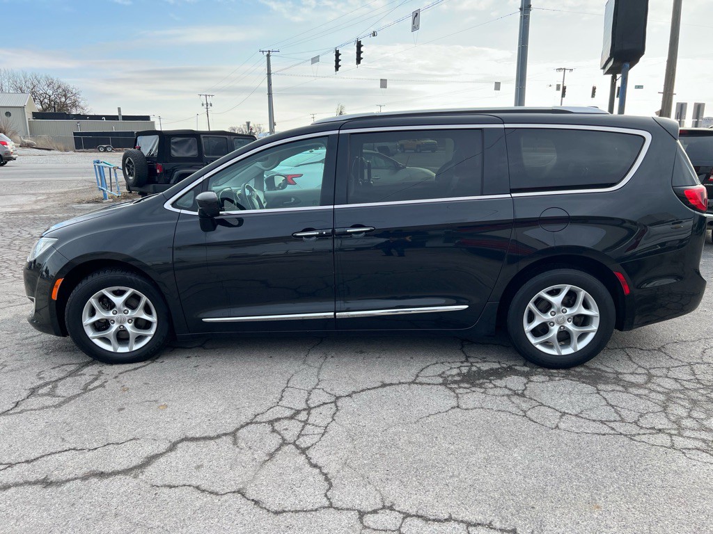 2017 Chrysler Pacifica Image 2