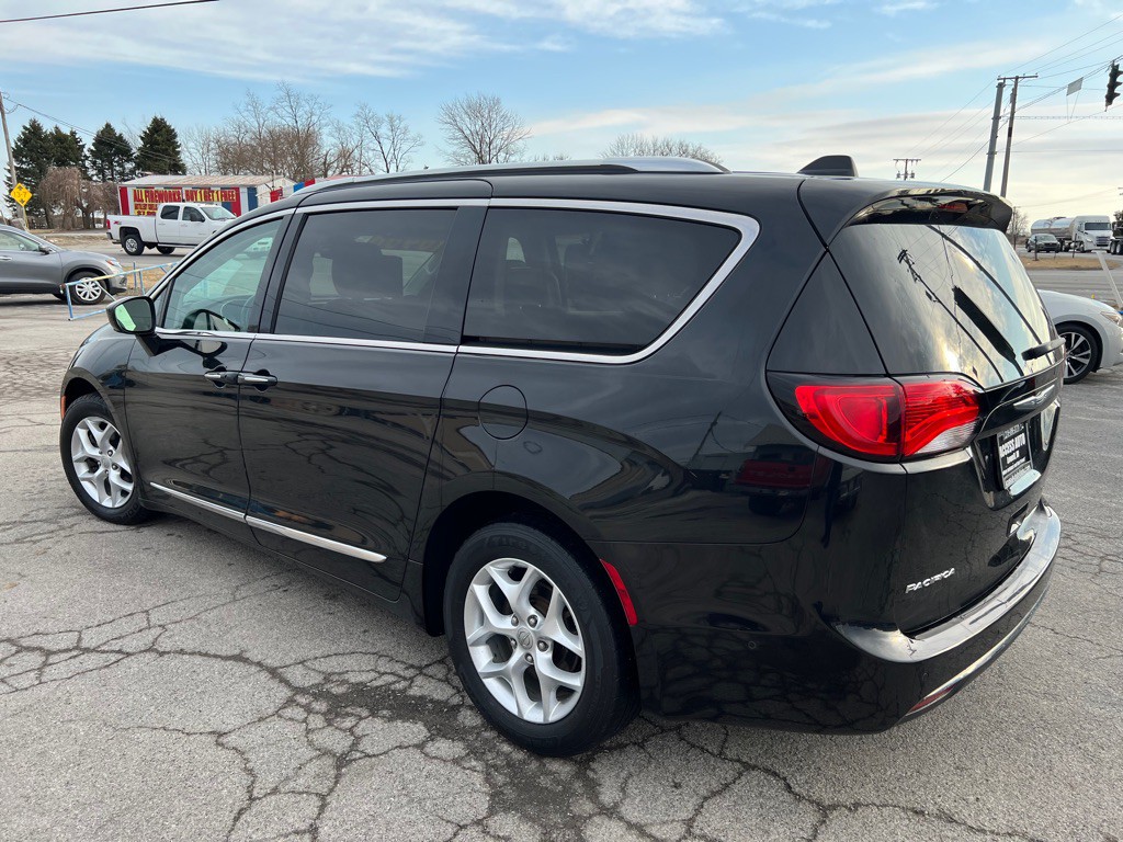 2017 Chrysler Pacifica Image 3