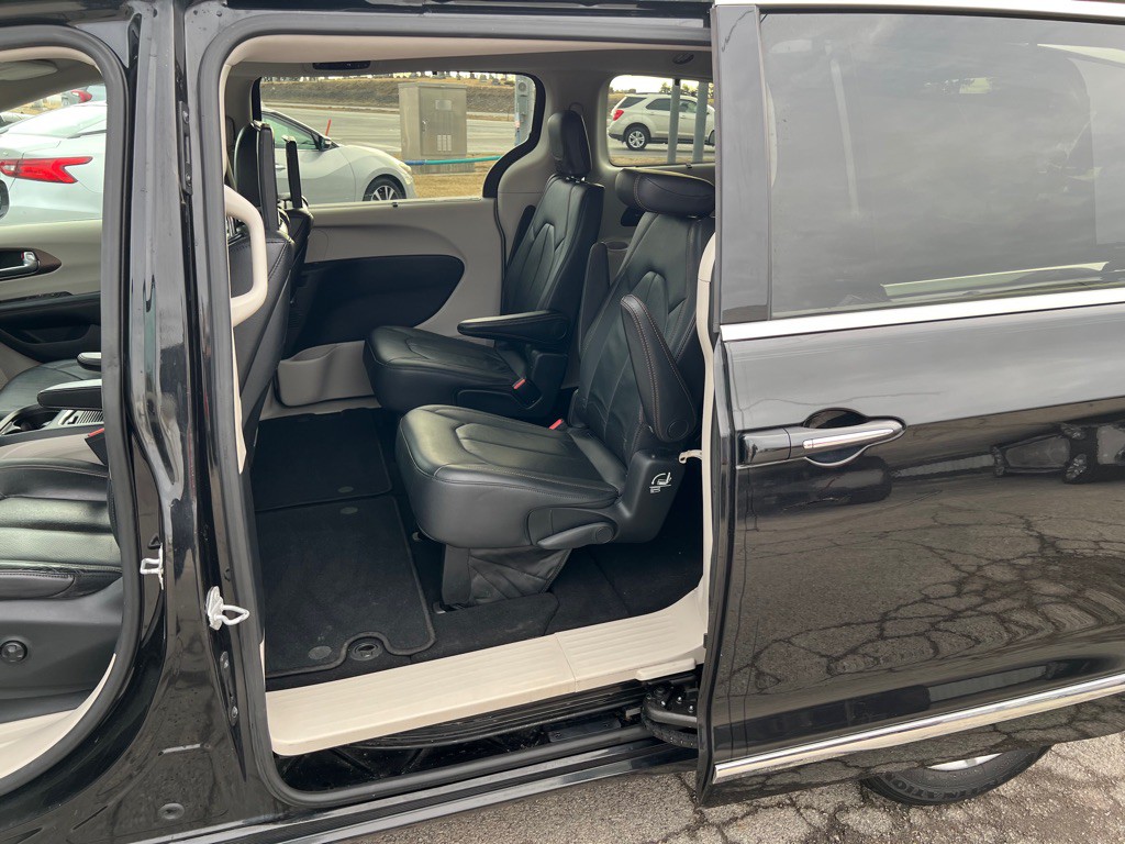 2017 Chrysler Pacifica Image 6