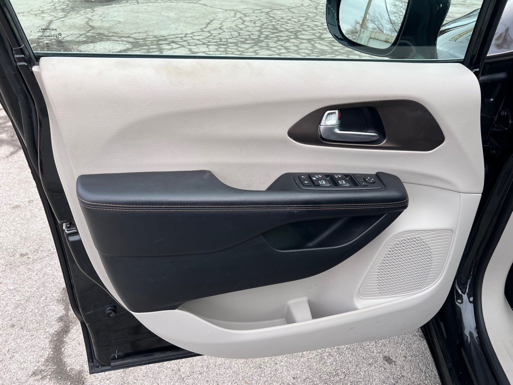 2017 Chrysler Pacifica Image 9