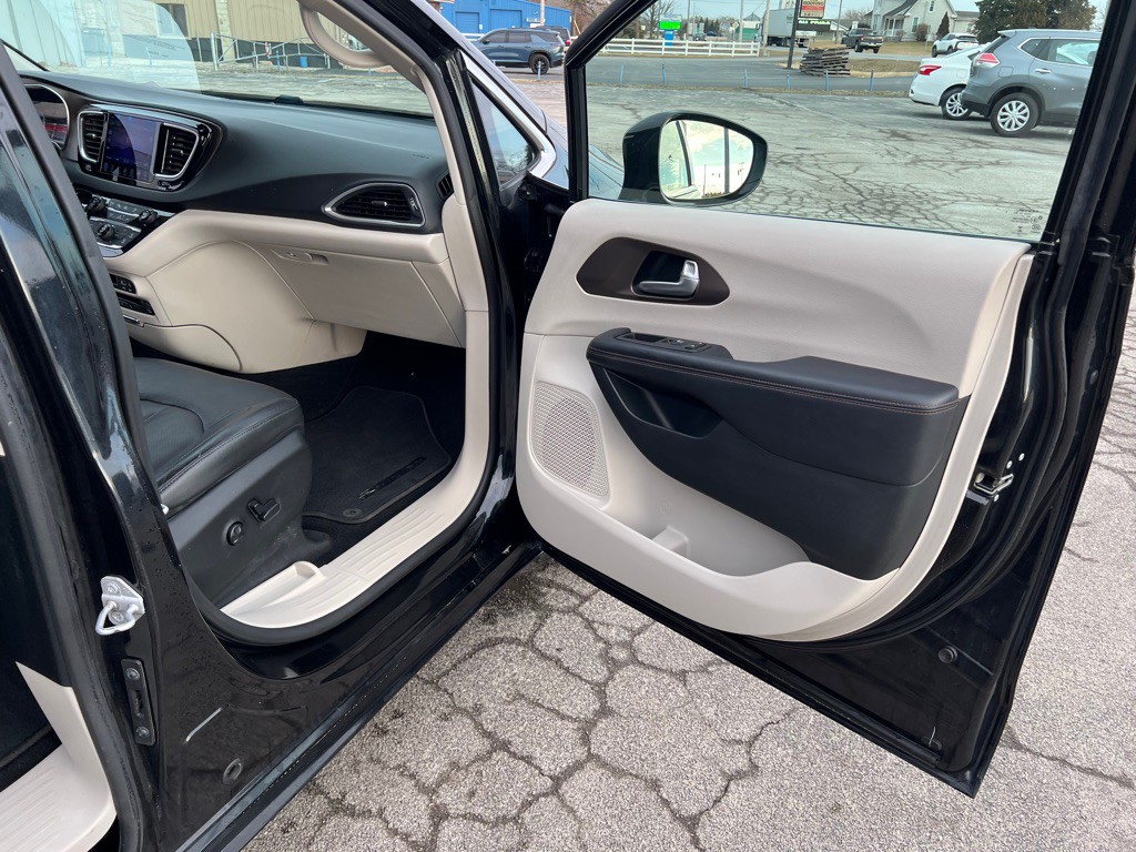 2017 Chrysler Pacifica Image 12