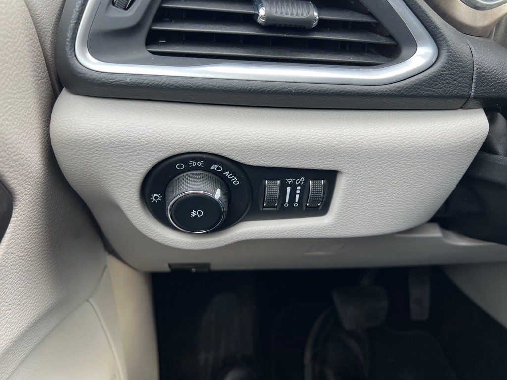 2017 Chrysler Pacifica Image 16