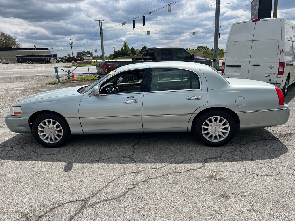 2007 Lincoln Town Car Image 2