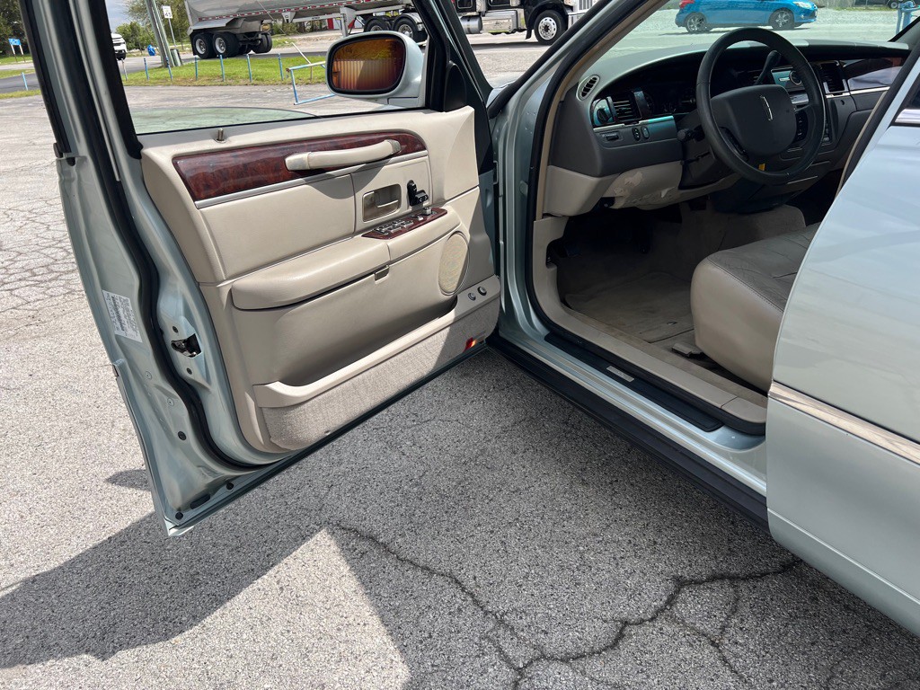 2007 Lincoln Town Car Image 11