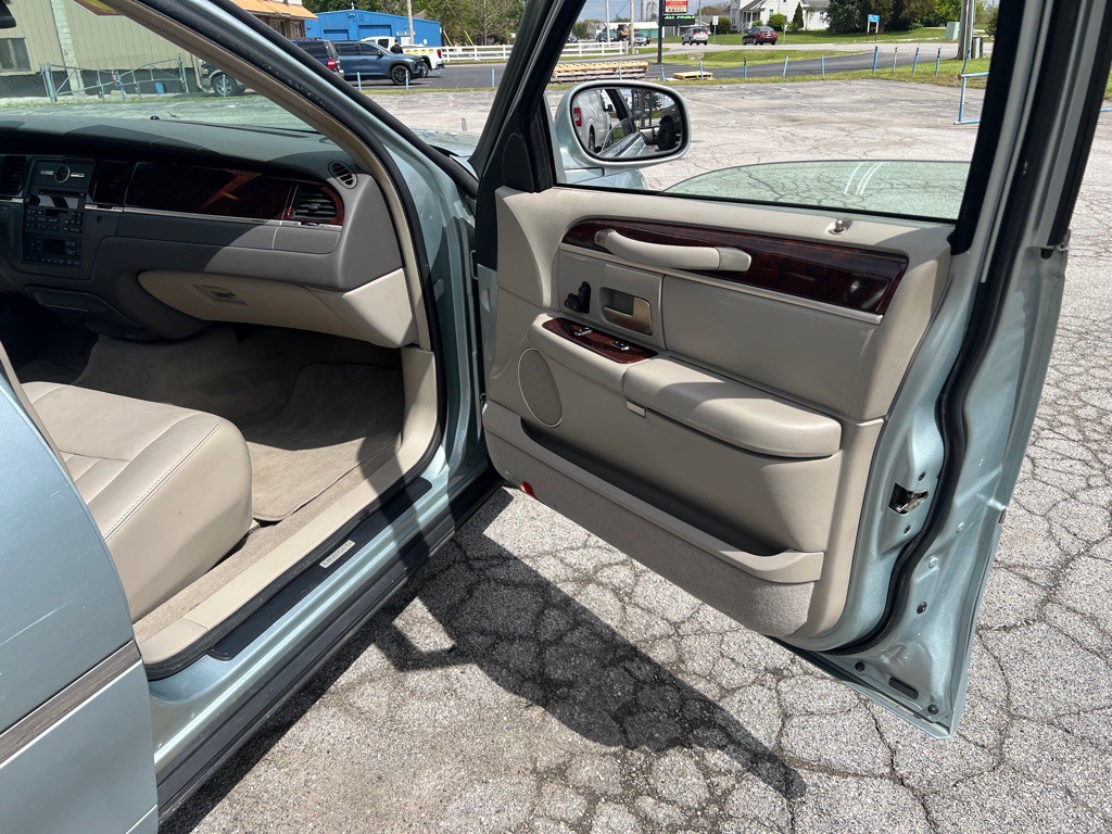 2007 Lincoln Town Car Image 21