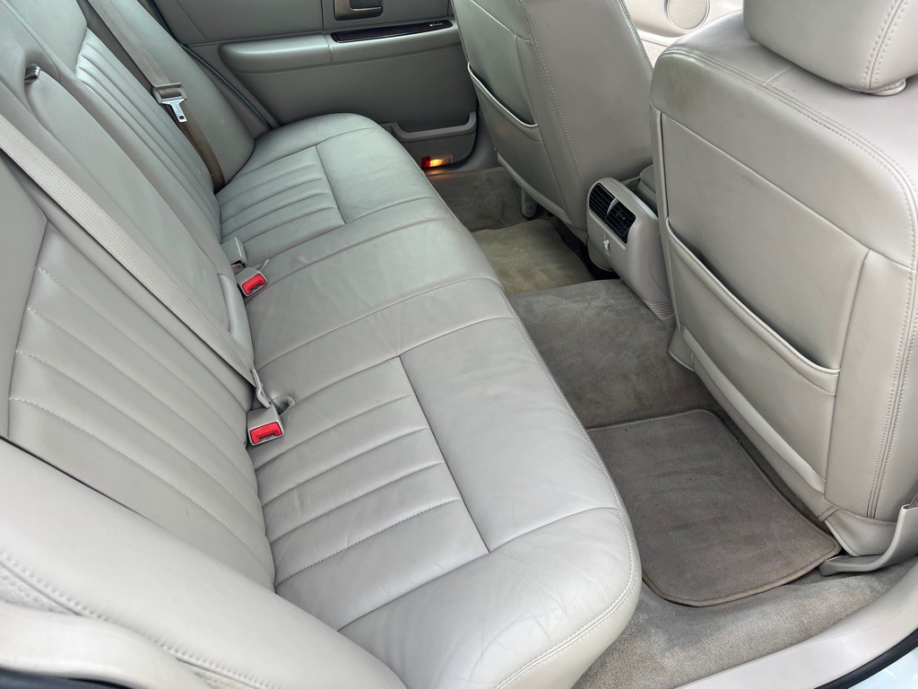 2007 Lincoln Town Car Image 32