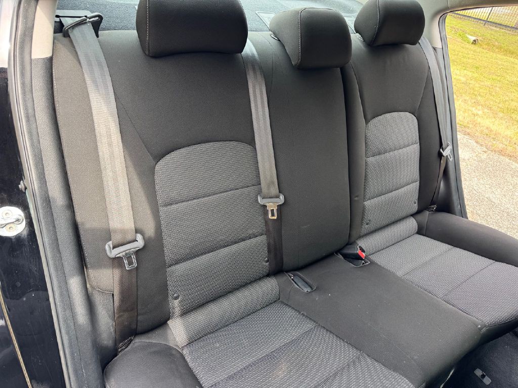 2017 Kia Forte Image 17