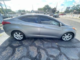 2011 Hyundai Elantra Image 2