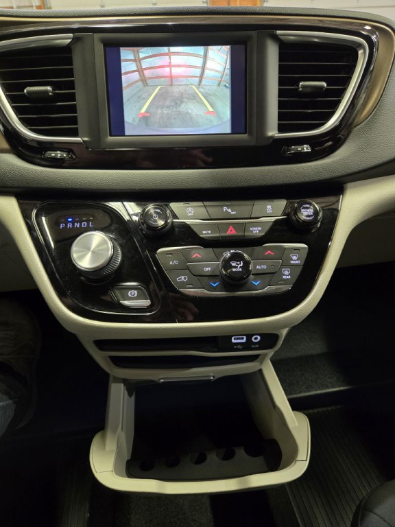 2019 Chrysler Pacifica Image 16