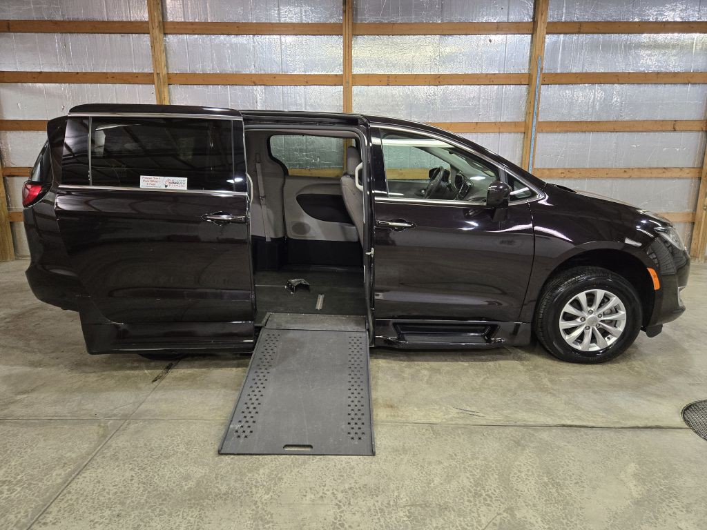 2018 Chrysler Pacifica Image 1