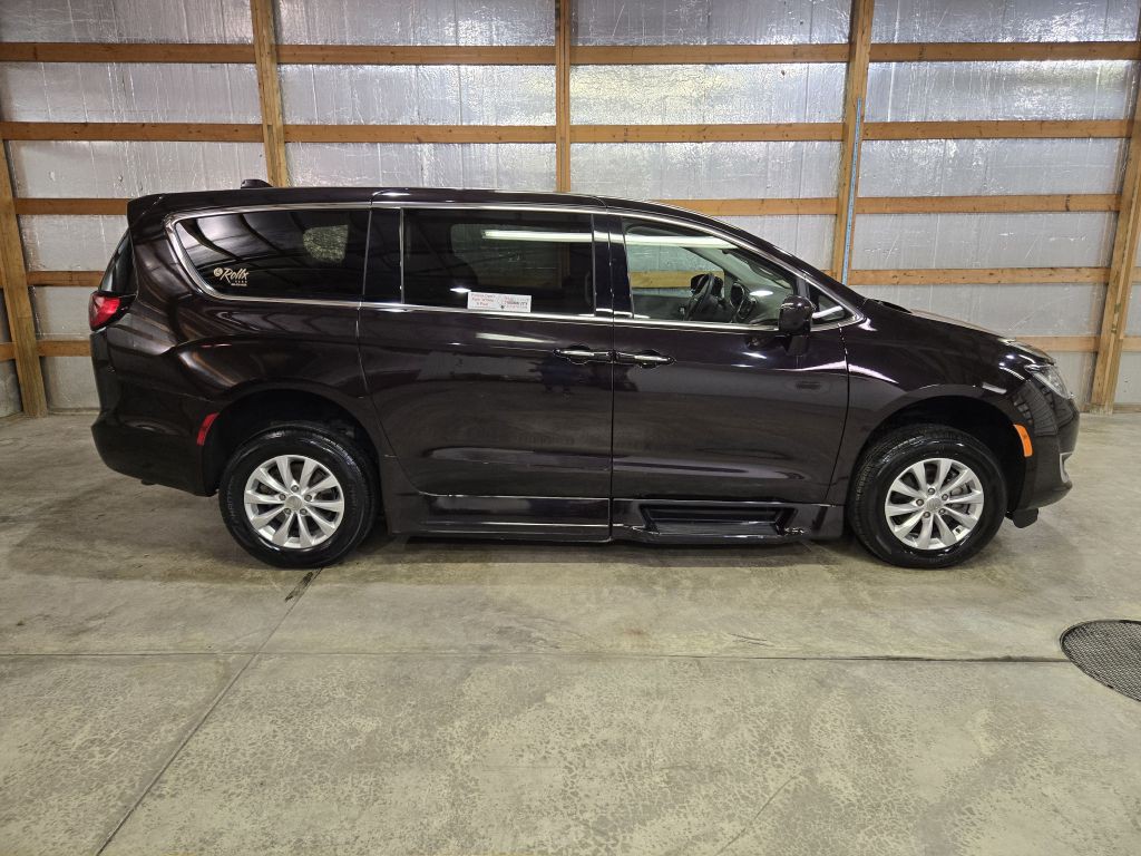 2018 Chrysler Pacifica Image 2